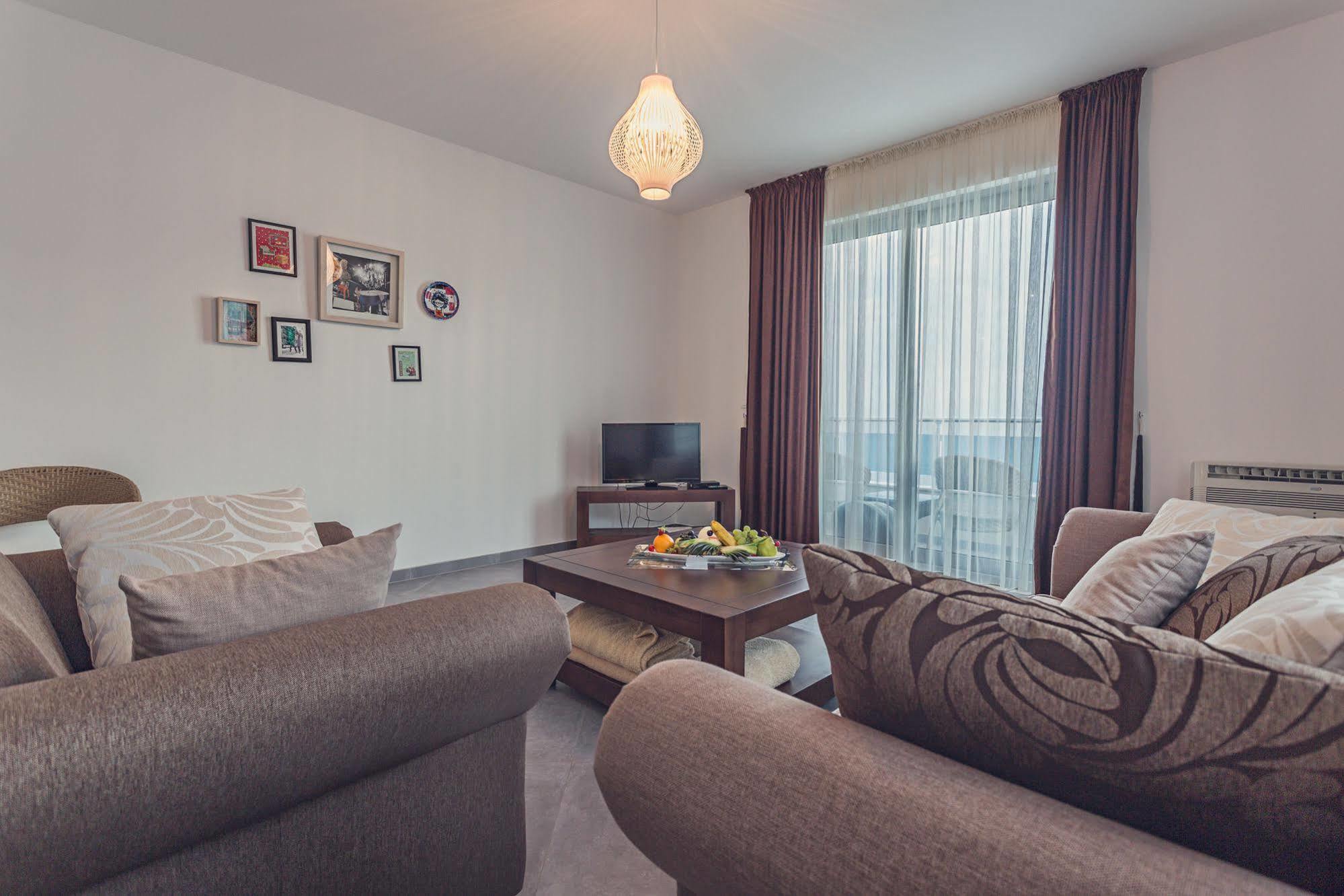 Love Live Hotel Sutomore Eksteriør billede